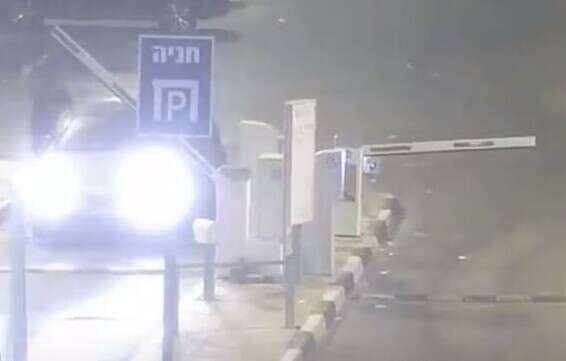 "ברהה הרים את המחסום בידיו בכוח" // צילום: דוברות המשטרה